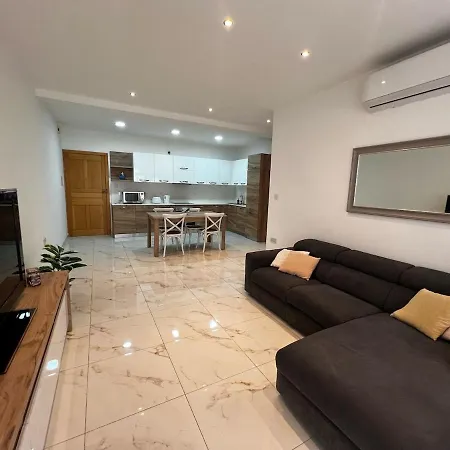 Spinola 2br Retreat, Close To Sea, Restaurants & Cafes דירה