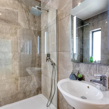 Spinola 2br Retreat, Close To Sea, Restaurants&cafés Appartement San Ġiljan